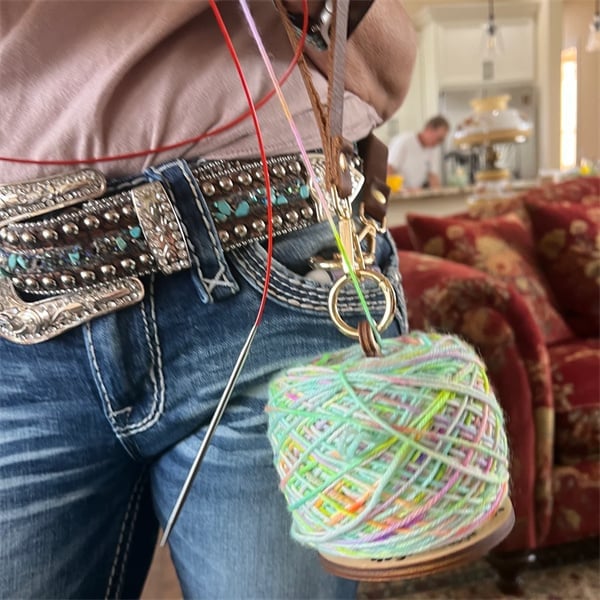 💐Portable Wrist Yarn Holder, Travel Wrist Hanging Yarn Dispenser, Gift for Crocheter