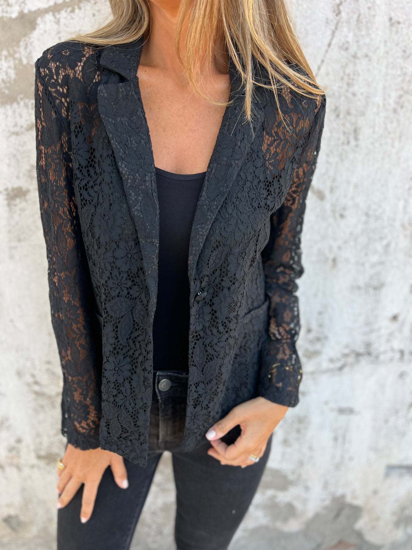 Blazer made of continuous lace mesh