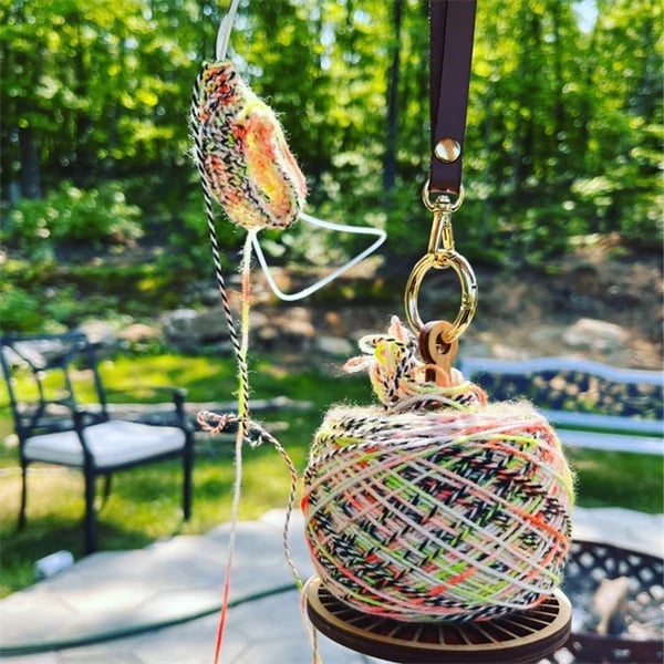 💐Portable Wrist Yarn Holder, Travel Wrist Hanging Yarn Dispenser, Gift for Crocheter