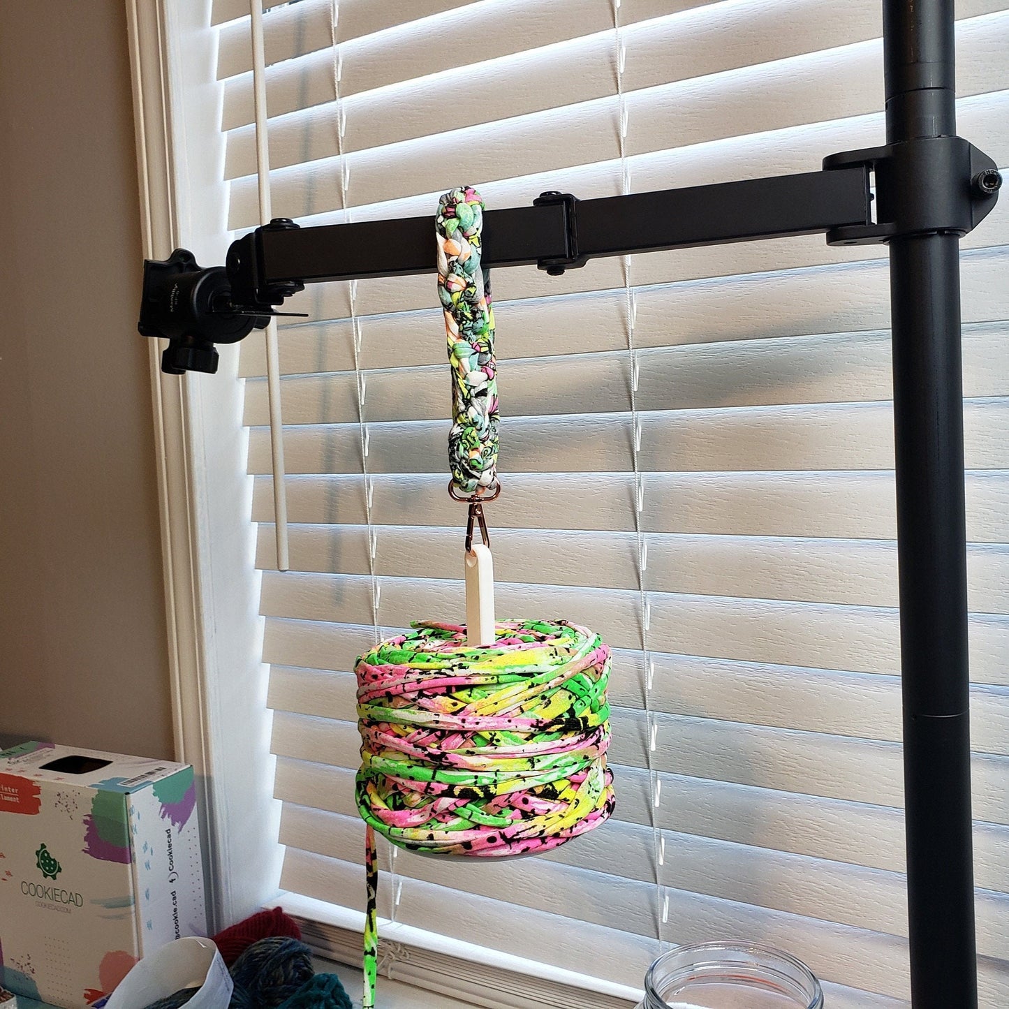 💐Portable Wrist Yarn Holder, Travel Wrist Hanging Yarn Dispenser, Gift for Crocheter