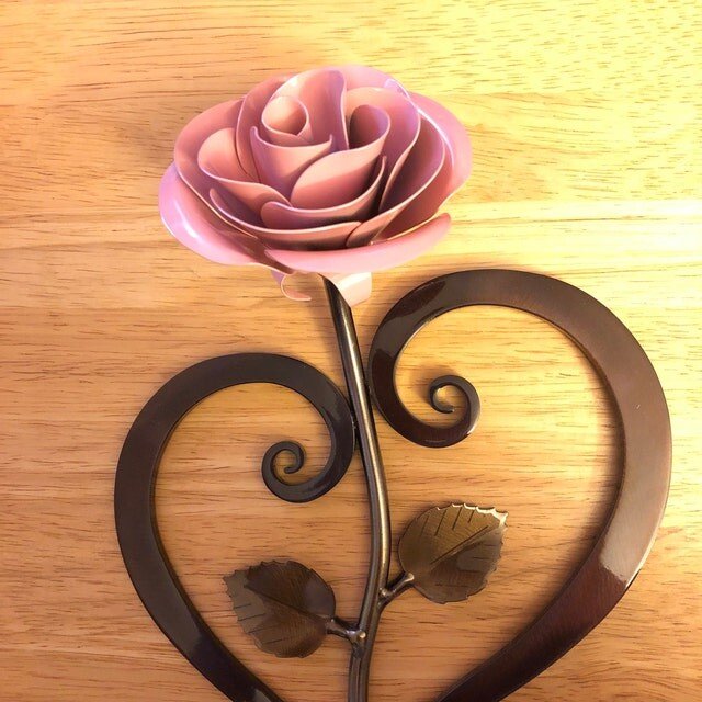 🌹💗Iron Red Metal Rose with Heart-Shaped Stand.