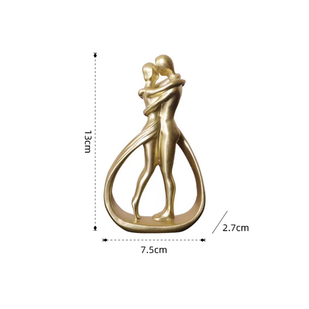 🔥🔥Romantic lovers embrace statue